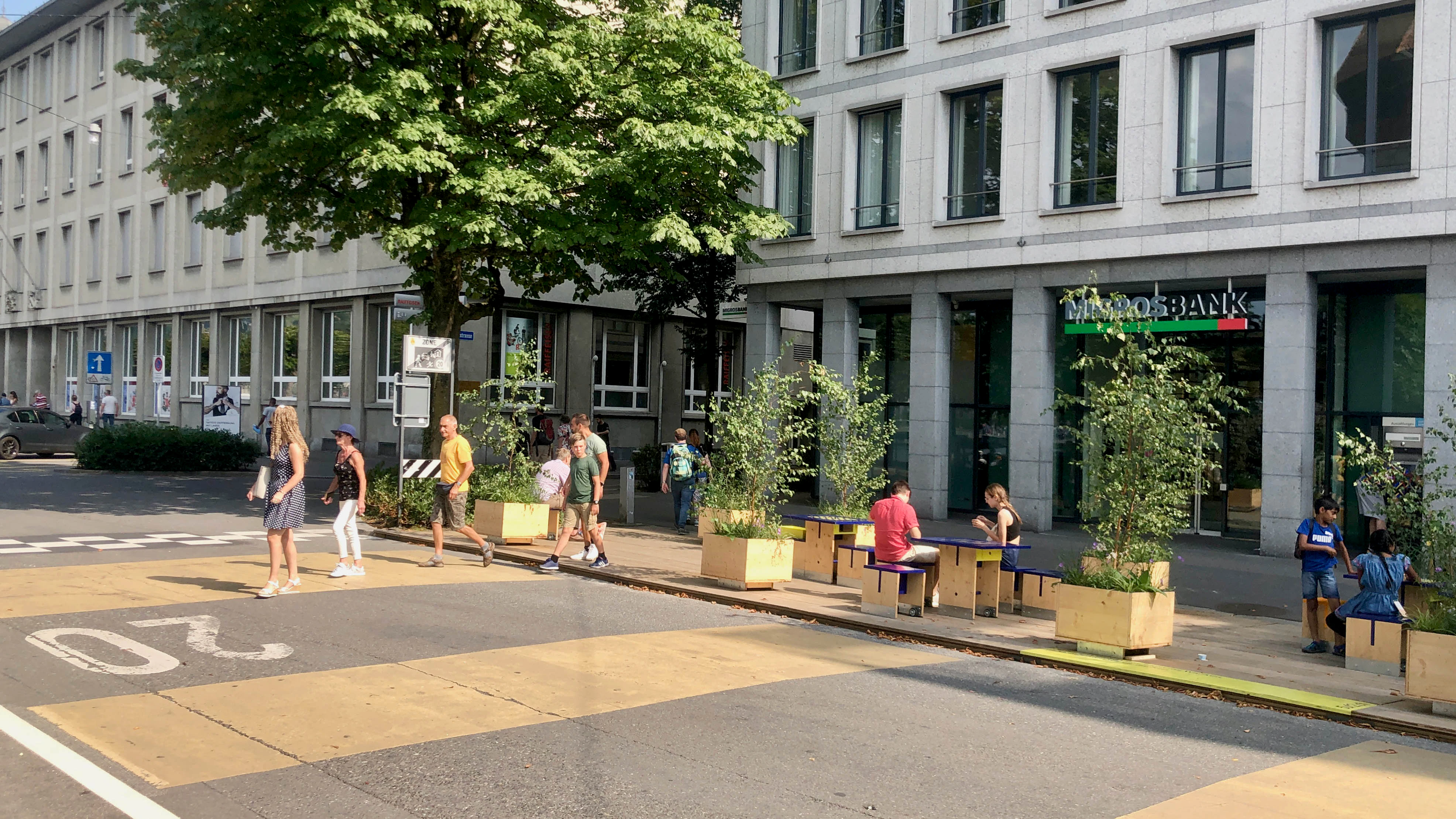 Fussgängerzone mit Menschen