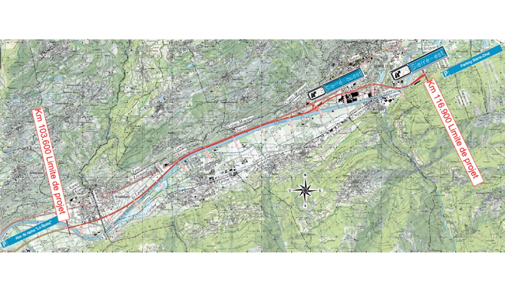 Topografische Karte mit farbigen Höhenlinien und Schattierungen. Eine durchgehende rote Linie markiert den Projektperimeter.