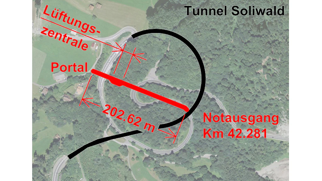 Luftaufnahme mit eingezeichnetem Tunnel Soliwald in Schwarz und Fluchtstollen in Rot. 