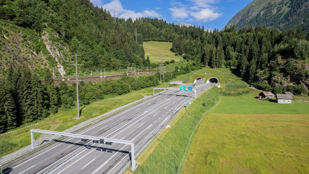 Alpenquerender_Schwerverkehr_1920x1080px