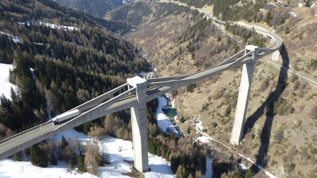 Schwerverkehr_am_Simplonpass_1920x1080px