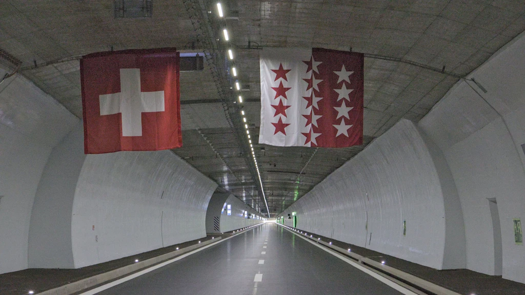 Tunnel avec les drapeaux suisse et valaisan au plafond