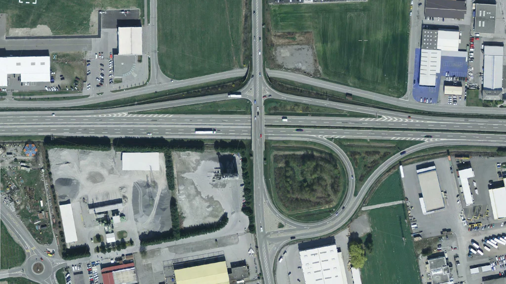 Vue aérienne d'une jonction autoroutière avec les zones industrielles et commerciales adjacentes