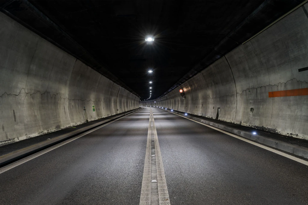 A18 Tunnel Eggflue Mittelstreifen vorher